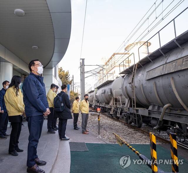 ▲ 어명소 국토교통부 제2차관이 17일 대전 대덕구 대전조차장역을 방문해 철도시설 유지보수 관리 실태를 점검하고 있다.ⓒ연합뉴스