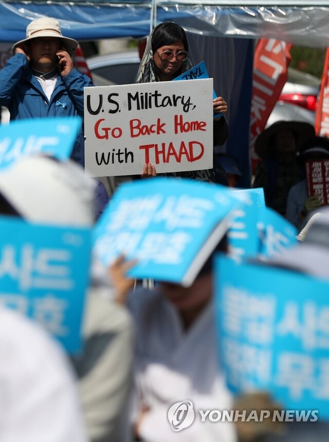 ▲ 2017년 4월30일 경북 성주군 초전면 소성리 마을회관 앞에서 주민과 원불교 교무·신도 등이 사드 반입 규탄 집회를 열고 피켓 시위를 하고 있다. ⓒ연합뉴스