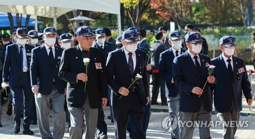 ▲ 대한민국고엽제전우회 회원들이 2022년 11월 2일 오후 서울 중구 시청 앞 서울광장에 마련된 이태원 참사 희생자 합동 분향소를 찾아 조문하고 있다. ⓒ연합뉴스