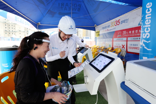 ▲ 대우건설 현장관계자가 자가진단검사를 하고 있다. ⓒ대우건설