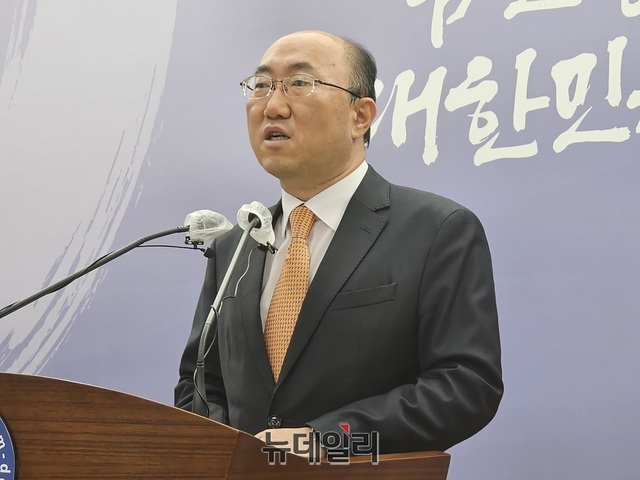 ▲ 김기영 충남도 행정부지사가 27일 도청에서 하반기 인사 배경에 대해 기자들에게 설명하고 있다.ⓒ김정원 기자