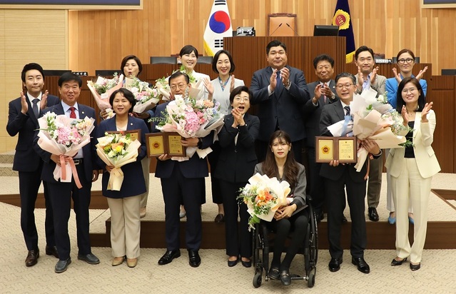 ▲ 이순열 세종시의회 의장이 지난 26일 세종시의회에서 열린 제13회 우수의정대상 시상식에서 박란희·유인호·이소희·안신일·김광운 위원장에게 시상식을 하고 기념촬영을 하고 있다.ⓒ세종시의회