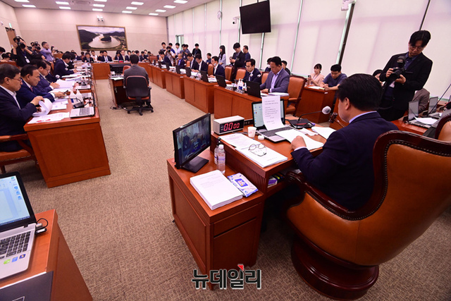 ▲ 소병훈 농림축산식품해양수산위원회 위원장이 11일 오후 국회에서 열린 농해수위 전체회의에서 회의를 주재하고 있다. 이날 회의에서는 후쿠시마 원전 오염수 해양 방류와 관련 정부에 국제해양법재판소 제소 및 잠정조치 청구를 촉구하는 결의안이 야당 단독으로 처리됐다. ⓒ이종현 기자