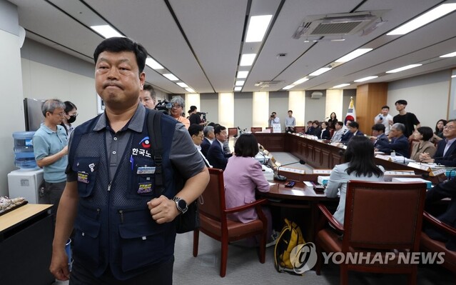 ▲ 류기섭 한국노총 사무총장을 비롯한 근로자위원들이 27일 오후 세종시 정부세종청사 최저임금위원회 회의실에서 열린 제8차 전원회의에서 퇴장하고 있다.ⓒ연합뉴스