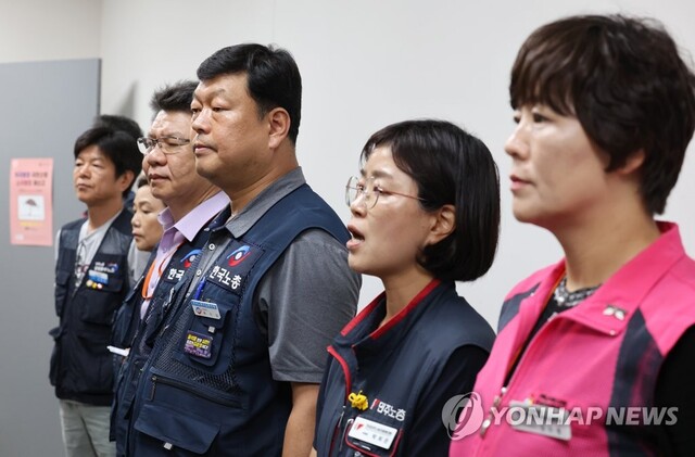 ▲ 류기섭 한국노총 사무총장(왼쪽 네번째)을 비롯한 근로자위원들이 27일 오후 세종시 정부세종청사 최저임금위원회 회의실에서 열린 제8차 전원회의에서 퇴장해 입장을 밝히고 있다.ⓒ연합뉴스