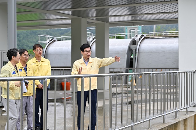 ▲ 김광열 군수가 우수저류시설을 점검하고 있다.ⓒ영덕군