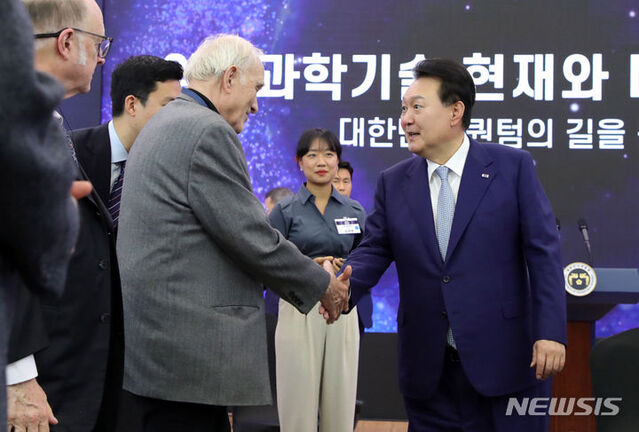 ▲ 윤석열 대통령이 27일 서울 중구 동대문디자인플라자(DDP)에서 열린 양자과학기술 현재와 미래의 대화에서 발언하고 있다. ⓒ뉴시스