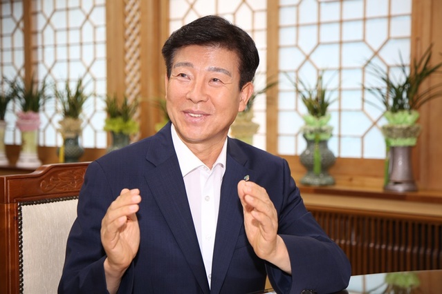 ▲ 박범인 충남 금산군수가 뉴데일리와 인터뷰를 하고 있다.ⓒ금산군