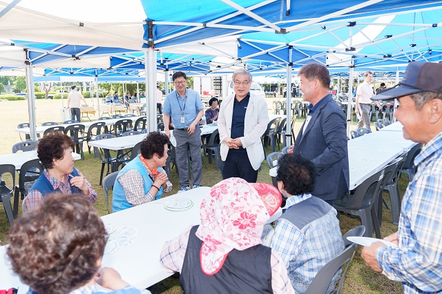 ▲ 월성원자력본부는 27일 경주시 양남면 한마음공원 잔디광장에서 열린 ‘제1회 양남주민과 함께하는 문화공연 발표회’에 참석해 원전 안전성 등 지역상생을 위한 홍보활동을 펼치고 있다.ⓒ월성본부