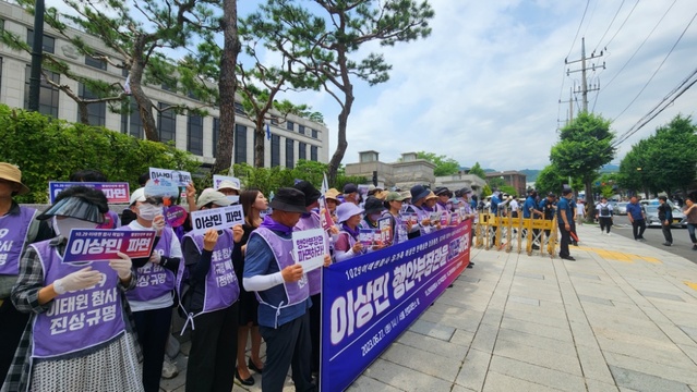 ▲ 10·29 이태원 참사 유가족협의회와 시민대책회의가 27일 오후 1시 헌법재판소 앞에서 이상민 행정안전부 장관 파면 촉구 기자회견을 열고 있다. ⓒ어윤수 기자