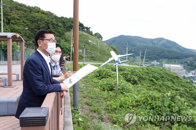 ▲ 어명소 국토교통부 2차관이 5일 부산 가덕도신공항 건설사업 예정지를 방문, 가덕도 대항전망대에서 사업 현황에 관한 설명을 듣고 있다.ⓒ연합뉴스