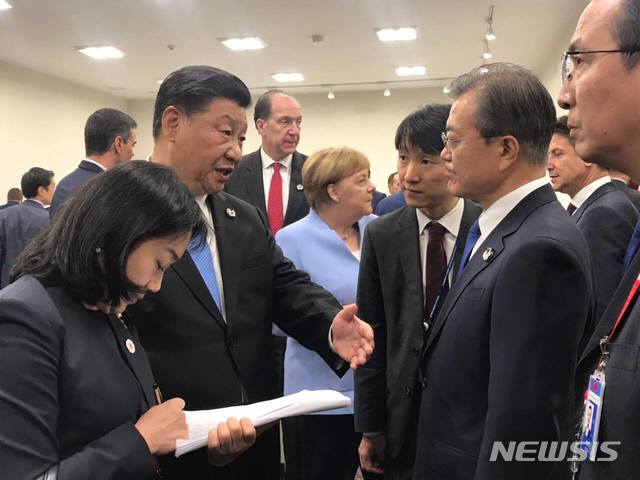 2019년 6월 28일 당시 문재인 대통령이 인텍스 오사카에서 열린 G20 정상회의 세션에 앞서 시진핑 중국 국가주석과 대화를 나누는 모습. ⓒ뉴시스/청와대 제공