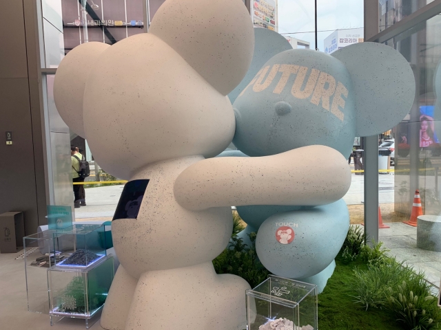 ▲ 삼성 강남 입구에 전시된 대형 '허그 베어'. ⓒ이성진 기자