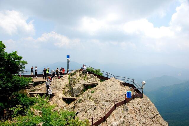 ▲ 월악산 영봉 바로 아래 위치한 암반 쉼터.ⓒ진경수 山 애호가