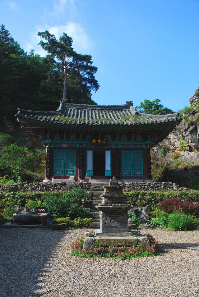 ▲ 보덕암 대웅전과 전탑.ⓒ진경수 山 애호가