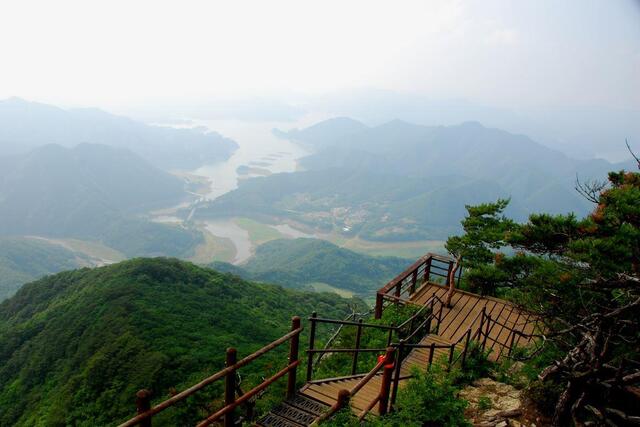 ▲ 청풍호반을 조망하는 월악산 하봉 전망대.ⓒ진경수 山 애호가