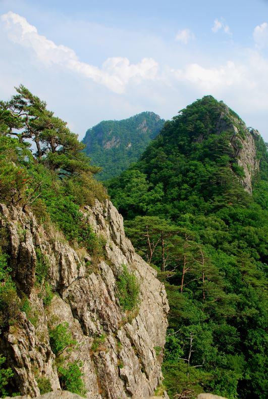 ▲ 월악산 하봉에서 조망하는 중봉과 영봉.ⓒ진경수 山 애호가