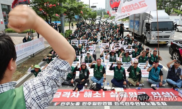 ▲ 민주노총 민주일반연맹 전국민주연합노동조합 관계자들이 7일 오후 세종시 정부세종청사 인사혁신처 앞에서 2023 실질임금 인상 쟁취와 6월 총파업투쟁 승리를 위한 간부 결의대회를 열고 구호를 외치고 있다.ⓒ연합뉴스