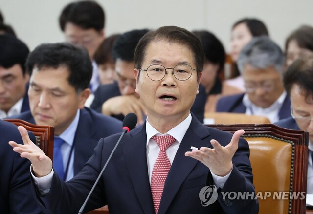 ▲ 이정식 고용노동부 장관이 27일 오후 국회에서 열린 환경노동위원회 전체회의에서 의원질의에 답변하고 있다.ⓒ연합뉴스