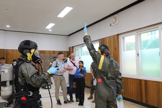 ▲ 28일 국군화생방방호사령부에서 화생방특수임무단 장병들이 화학무기금지기구(OPCW) 대표단 앞에서 대화생방테러작전수행절차 중 표본을 인계하기 위한 인원 제독 절차를 보여주고 있는 모습. ⓒ국방부