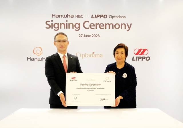 ▲ 한두희 한화투자증권 대표(왼쪽)와 캐서린 함발리 칩타다나캐피탈 커미셔너(오른쪽)가 계약 체결 후 기념촬영을 하고 있다. ⓒ한화투자증권