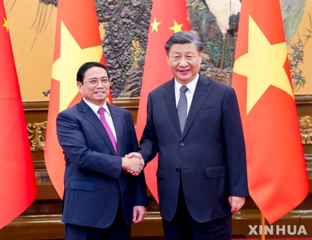 ▲ 시진핑 중국 국가주석(오른쪽)이 27일(현지시간) 중국 수도 베이징 인민대회당에서 팜 밍 찡 베트남 총리와 회담하면서 기념사진을 촬영하고 있다. ⓒ신화/뉴시스