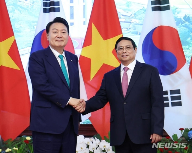 ▲ 베트남을 국빈 방문 중인 윤석열 대통령이 23일(현지시간) 하노이 총리실에서 팜 밍 찡 베트남 총리와 면담에 앞서 기념촬영을 하고 있다. ⓒ뉴시스