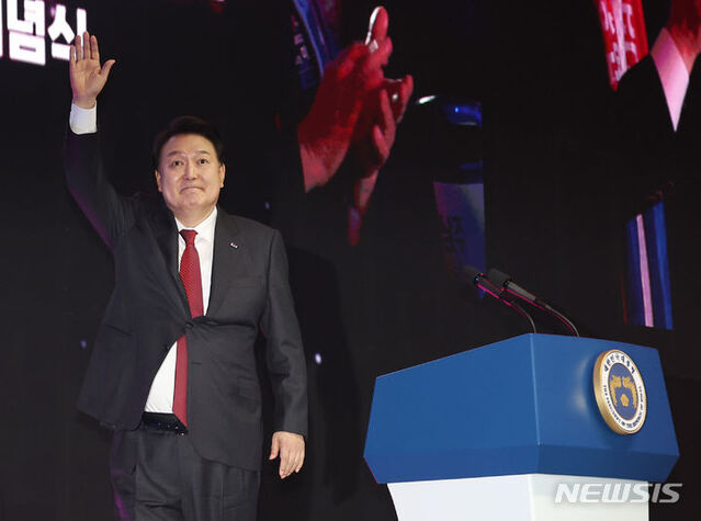 ▲ 윤석열 대통령이 28일 서울 중구 장충체육관에서 열린 한국자유총연맹 창립 제69주년 기념식에서 축사를 마친 뒤 손 흔들어 인사하고 있다. ⓒ뉴시스