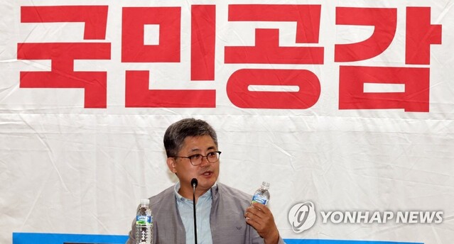 ▲ 28일 국회에서 열린 국민의힘 공부모임 '국민공감' 행사에서 운동권 출신 함운경 씨가 후쿠시마 오염수 이야기를 하던 중 생수로 '희석'에 대해 설명하고 있다. 현재 전북 군산에서 횟집을 운영하는 함 씨는 서울대 재학 중이던 1985년 미국문화원 점거사건을 주도했다. ⓒ연합뉴스