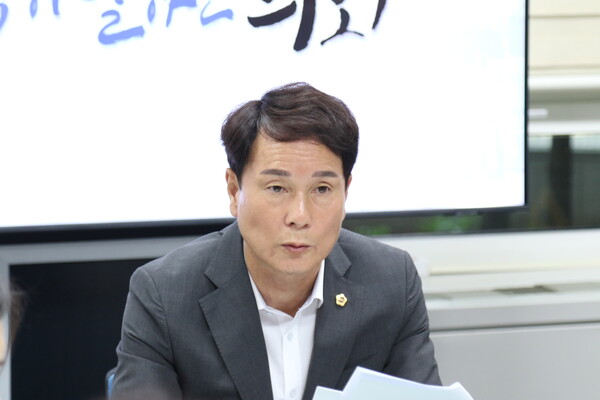 ▲ 이상래 대전시의회의장이 28일 대전시의회 기자실에서 제9대 대전시의회 출범 1주년 기념 기자회견을 갖고 있다.ⓒ대전시의회