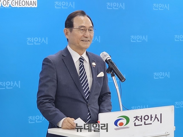 ▲ 박상돈 천안시장이 29일 시청 브리핑실에서 기자회견을 하고 있다.ⓒ김정원 기자