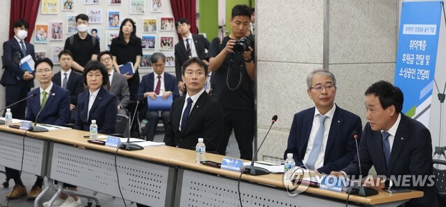 ▲ 박완식 우리카드 사장(오른쪽 첫번째)이 29일 오전 서울 영등포구 굿네이버스에서 열린 우리카드 상생금융 출시 기념 취약계층 후원금 전달 및 소상공인 간담회에서 상생금융 발표를 하고 있다. 왼쪽부터 김중곤 굿네이버스 사무총장, 오세희 소상공인연합회 회장, 이복현 금융감독원 원장, 임종룡 우리금융그룹 회장, 박완식 우리카드 사장. ⓒ연합뉴스