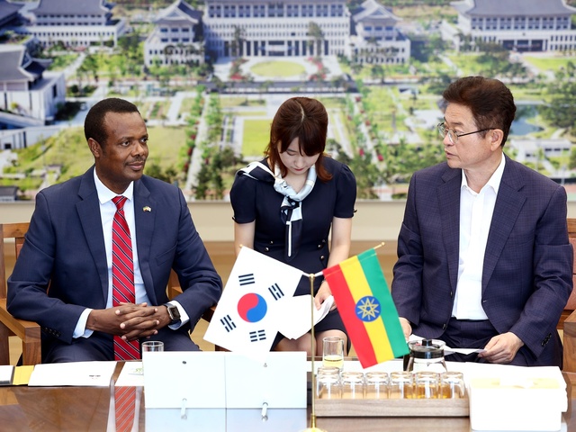 ▲ 경북도-에티오피아 간 우호교류 확대를 논의하기 위해 데시 달케 두카모 주한 에티오피아 대사 일행이 28일 이철우 경북도지사를 예방했다.ⓒ경북도