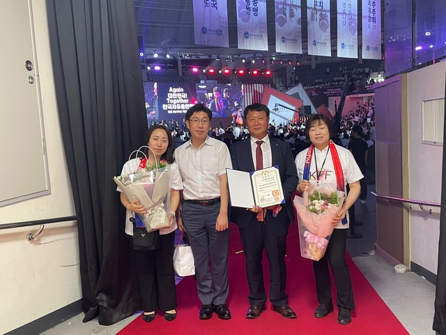 ▲ 한국자유총연맹 조인제 청도군지회장이  한국자유총연맹 창립 제69주년 기념식에서 자유민주주의 수호 및 국가 사회 발전 이바지 공로를 인정받아 대통령 표창을 수상했다.ⓒ청도군