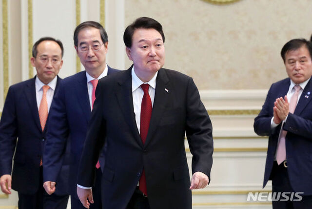 ▲ 윤석열 대통령이 28일 청와대 영빈관에서 열린 2023 국가재정전략회의에 입장하고 있다. ⓒ뉴시스