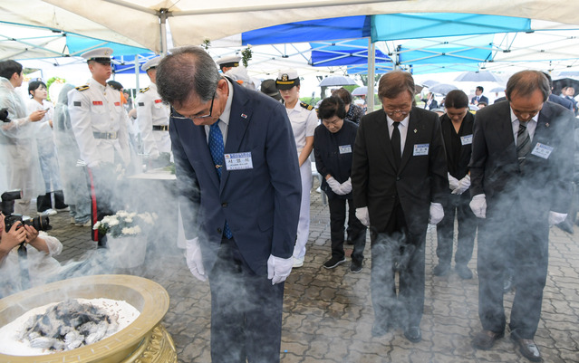 ▲ 29일 2함대사령부에서 열린 '제2연평해전 21주년 승전 기념식'에서 제2연평해전 전사자 유가족들이 전승비에 참배를 하고 있다. ⓒ해군