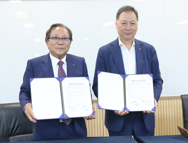 ▲ 오영철 세종시체육회장(왼쪽)과 강태선 서울시체육회장이 지난 28일 일미농수산에서 상호 체육 발전을 위한 업무협약을 체결하고 기념촬영을 하고 있다.ⓒ세종시