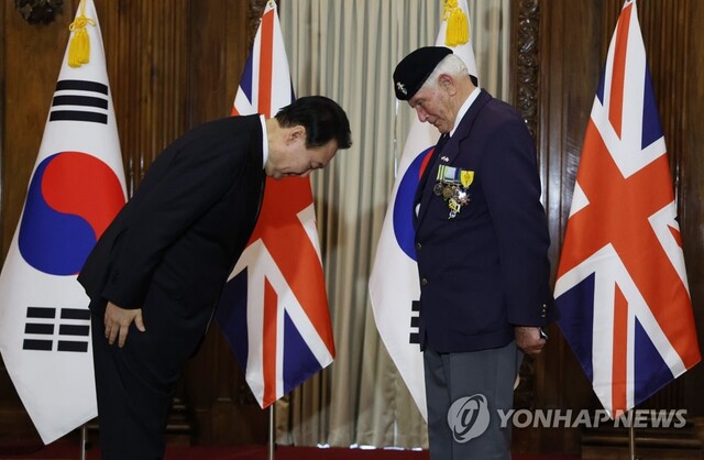 ▲ 윤석열 대통령이 19일(현지시간) 영국 런던 한 호텔에서 빅터 스위프트 영국 한국전 참전용사협회 회장에게 국민포장을 수여한 뒤 인사하고 있다. 빅터 스위프트 회장은 1934년생으로 당시 영국 육군 왕립 전자기계 공병군단 소속으로 한국전에 참전했다. 2022.9.19ⓒ연합뉴스