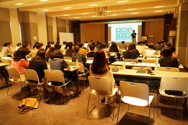 ▲ 한밭대 3단계산학연협력선도대학육성사업단은 28일 교내 국제교류관에서 교직원 역량강화를 위한 ‘산학연협력 활동 고도화를 위한 챗GPT 활용 교육’을 운영했다.ⓒ한밭대