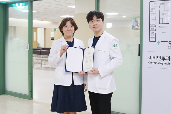▲ 건양대병원 이비인후과 김연수 교수와 김승호 전공의(왼쪽부터).ⓒ건양대병원