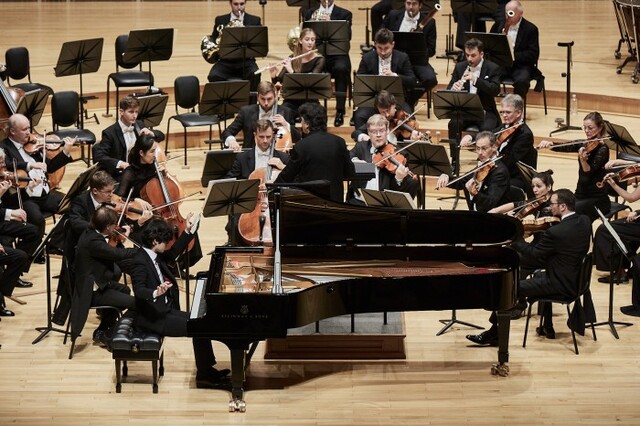 ▲ 지난 28일 오후 서울 송파구 롯데콘서트홀에서 열린 루체른 심포니 내한공연. 임윤찬이 모차르트 피아노 협주곡 20번을 연주하고 있다.ⓒ롯데콘서트홀