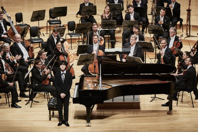 ▲ 지난 28일 오후 서울 송파구 롯데콘서트홀에서 열린 루체른 심포니 내한공연. 임윤찬이 커튼콜에서 관객을 향해 인사하고 있다.ⓒ롯데콘서트홀