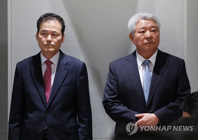 ▲ 김영호 통일부 장관 후보자(왼쪽)와 김홍일 국민권익위원장 내정자가 29일 서울 용산 대통령실 청사에서 김대기 대통령 비서실장의 장차관 인사 발표에 배석하고 있다. ⓒ연합뉴스