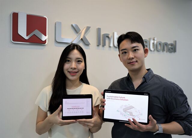 ▲ LX인터내셔널 직원들이 ESG 경영체계, 활동 및 성과 등을 담은 지속가능경영보고서를 선보이고 있다.ⓒLX인터내셔널
