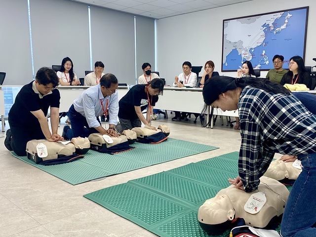 ▲ 29일 강서구 이스타항공 본사에서 응급 구호조치 교육에 참여한 임직원들이 실습활동을 진행하고 있다. ⓒ이스타항공
