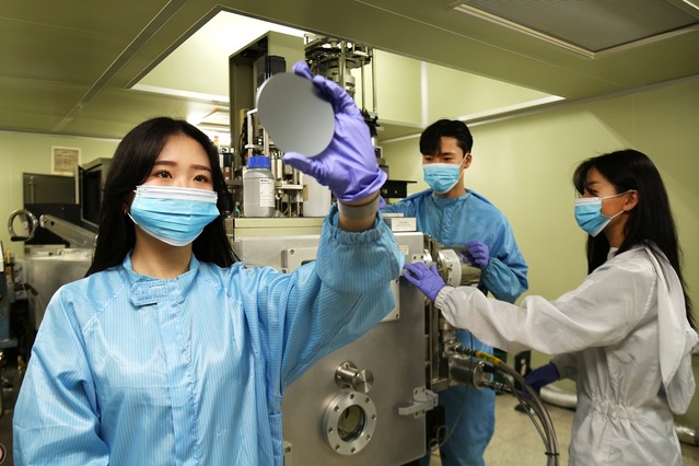 ▲ 반도체 클린룸 실습실에서 고진공상태의 OLDE 증착 장비에 OLED 소자를 넣기 위해 확인하고 있는 학생들 모습.ⓒ단국대