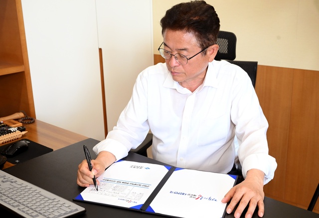 ▲ 이 지사는 도청 집무실에서 군위군의 대구광역시 편입에 따른 사무‧재산‧조직‧인력 등 인계사항을 최종적으로 보고 받고 인계서류에 서명했다.ⓒ경북도