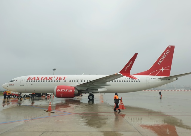 ▲ 이스타항공의 4호기(HL8541) 여객기가 29일 오후 김포국제공항에 도착해 계류장으로 이동하고 있다. ⓒ이스타항공