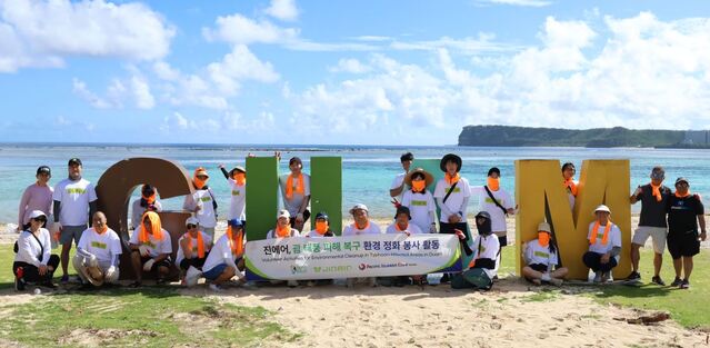 ▲ 진에어 직원과 괌정부관광청 등 관계자들이 괌 태풍 피해복구 봉사활동 진행하고 기념촬영을 하고 있다. ⓒ진에어