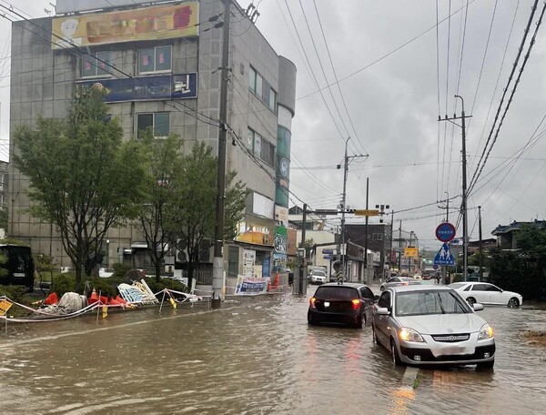 ▲ 지난 29일 경북 영주 시내 한 도로가 집중호우로 빗물에 잠겨있다.ⓒ연합뉴스